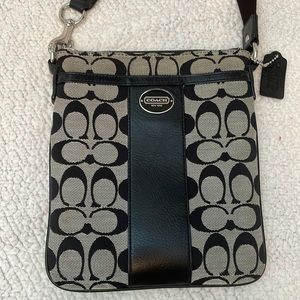 COACH Sutton Signature Cross-body Swing-Pack